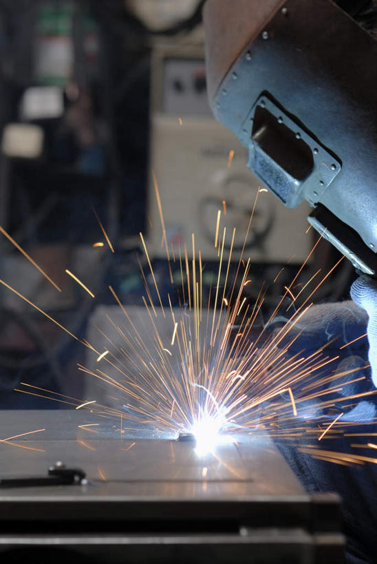 东方人,一个人,焊工,工厂,竖图,室内,白天,侧面,工作服,制服,安全,车间,金属制品,亚洲,仅一个男性,仅一个人,仅一个中年男性,连接,握,飞溅,组合,溅,金属,火花,防护,拿,拿着,注视,黄种人,手套,观察,看,握着,观看,保护,电焊,焊接,察看,紧固,关注,喷洒,面罩,拼接,拼凑,保险,焊枪,拼合,凑集,聚合,撮合,保全,周全,安稳,安定,牢固,防护手套,电弧焊,工作制服,平安,男人,男性,中年男性,亚洲人,电焊工,焊接工,半身,彩图,工作套服,制造厂,电焊面罩