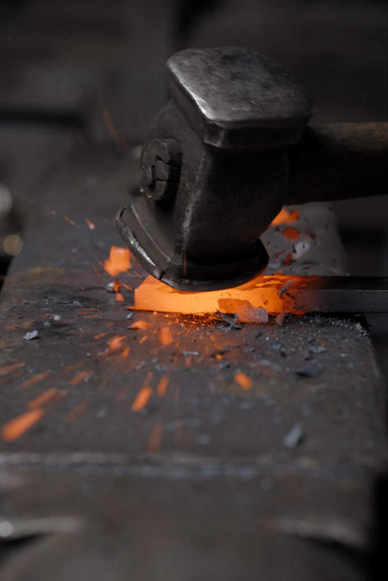无人,工厂,竖图,俯视,室内,特写,白天,车间,静物,金属制品,敲打,飞溅,溅,金属,锤子,工具,火花,榔头,五金,变形,紧固,喷洒,矫正,灼热,塑形,牢固,炽热,彩图,高角度拍摄,制造厂