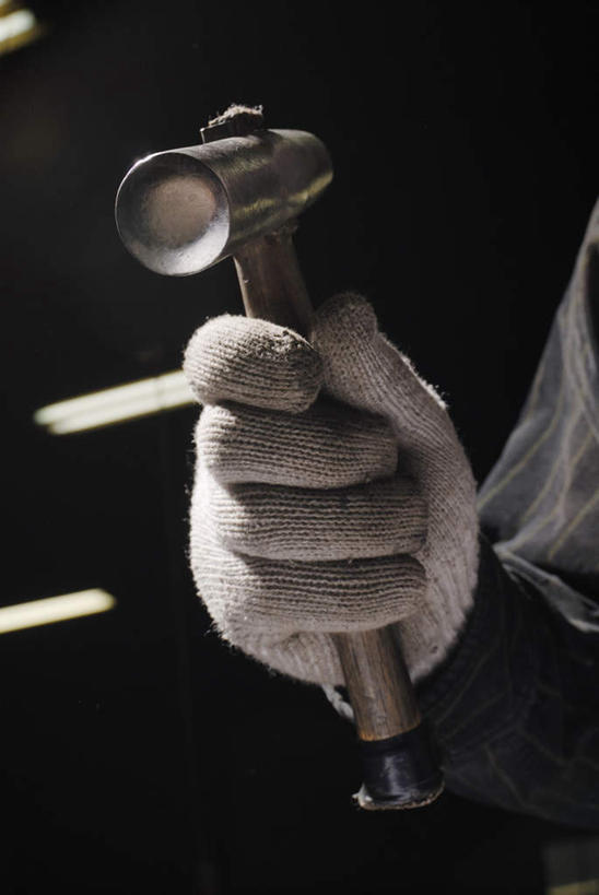 东方人,手,一个人,焊工,工厂,竖图,室内,特写,白天,仰视,工作服,制服,安全,车间,亚洲,仅一个男性,仅一个人,仅一个中年男性,敲打,握,阴影,光线,锤子,工具,榔头,影子,灯光,防护,拿,拿着,黄种人,手套,手部,握着,保护,单手,五金,变形,紧固,矫正,保险,塑形,保全,周全,安稳,安定,牢固,防护手套,工作制服,平安,男人,男性,中年男性,亚洲人,电焊工,焊接工,半身,彩图,低角度拍摄,工作套服,制造厂