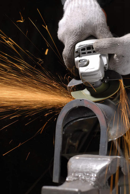 东方人,手,一个人,焊工,工厂,竖图,室内,特写,白天,正面,工作服,制服,安全,车间,金属制品,亚洲,双手,仅一个男性,仅一个人,仅一个中年男性,握,飞溅,溅,金属,工具,火花,防护,拿,拿着,黄种人,手套,手部,握着,锯子,保护,电锯,切割,喷洒,灼热,保险,锯,保全,周全,安稳,安定,防护手套,工作制服,炽热,动力锯,平安,男人,男性,中年男性,亚洲人,电焊工,焊接工,半身,彩图,工作套服,制造厂,割