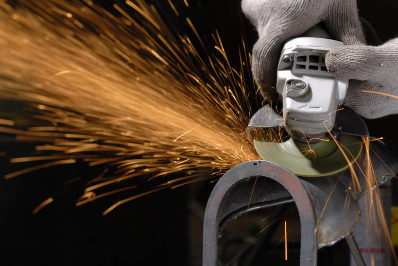 东方人,手,一个人,焊工,工厂,横图,室内,特写,白天,正面,工作服,制服,安全,车间,金属制品,亚洲,双手,仅一个男性,仅一个人,仅一个中年男性,握,阴影,飞溅,溅,反射,金属,工具,火花,影子,防护,拿,拿着,黄种人,手套,手部,握着,锯子,保护,电锯,切割,喷洒,灼热,保险,锯,保全,周全,安稳,安定,防护手套,工作制服,炽热,动力锯,平安,男人,男性,中年男性,亚洲人,电焊工,焊接工,半身,彩图,工作套服,制造厂,割