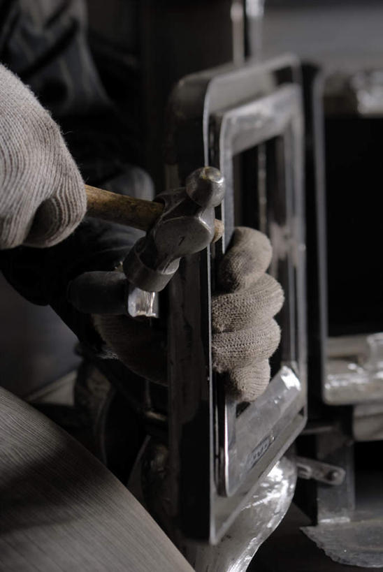 东方人,手,一个人,焊工,工厂,竖图,室内,特写,白天,侧面,工作服,制服,安全,车间,金属制品,亚洲,双手,仅一个男性,仅一个人,仅一个中年男性,敲打,握,金属,锤子,工具,榔头,防护,拿,拿着,黄种人,手套,手部,握着,保护,五金,变形,紧固,矫正,保险,塑形,保全,周全,安稳,安定,牢固,防护手套,工作制服,平安,男人,男性,中年男性,亚洲人,电焊工,焊接工,半身,彩图,工作套服,制造厂