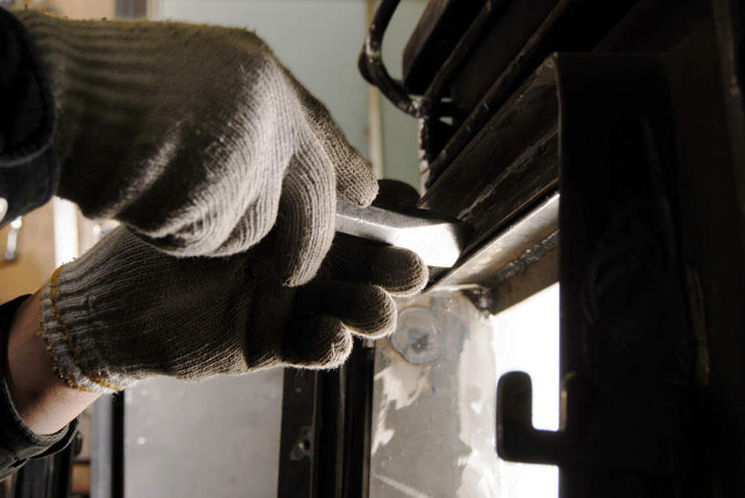 东方人,手,一个人,焊工,工厂,横图,室内,特写,白天,仰视,工作服,制服,安全,车间,金属制品,亚洲,双手,仅一个男性,仅一个人,仅一个中年男性,握,防护,拿,拿着,注视,黄种人,手套,观察,看,手部,握着,观看,保护,察看,关注,保险,熔炉,保全,周全,安稳,安定,防护手套,工作制服,平安,男人,男性,中年男性,亚洲人,电焊工,焊接工,半身,彩图,低角度拍摄,工作套服,制造厂