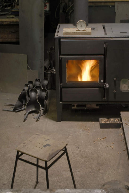 无人,工厂,竖图,俯视,室内,白天,热情,车间,火,板凳,火焰,凳子,燃烧,一个,单个,熔炉,彩图,高角度拍摄,制造厂