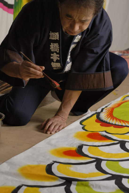 东方人,一个人,画家,跪,竖图,彩色,室内,白天,正面,工作服,制服,绘画,地板,旗帜,亚洲,仅一个男性,仅一个人,仅一个中年男性,握,艺术,笔,鲤鱼旗,办公用品,地面,古典,拿,拿着,注视,黄种人,文化,旗子,木地板,文具,画笔,学习用品,工艺品,观察,看,品味,祈福,握着,观看,祈求,文具用品,美术,察看,高雅,关注,美学,旌旗,旗号,工作制服,鲤帜,男人,男性,中年男性,亚洲人,跪着,半身,彩图,工作套服