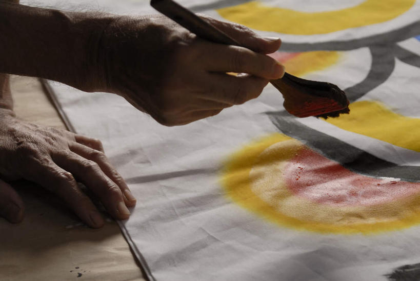 东方人,手,一个人,画家,横图,俯视,彩色,室内,特写,白天,绘画,地板,旗帜,亚洲,双手,仅一个男性,仅一个人,仅一个中年男性,撑,握,艺术,笔,鲤鱼旗,办公用品,地面,古典,拿,拿着,注视,黄种人,文化,旗子,木地板,文具,画笔,学习用品,工艺品,观察,看,品味,祈福,手部,握着,观看,祈求,文具用品,美术,察看,撑着,高雅,关注,美学,旌旗,旗号,鲤帜,男人,男性,中年男性,亚洲人,半身,彩图,高角度拍摄