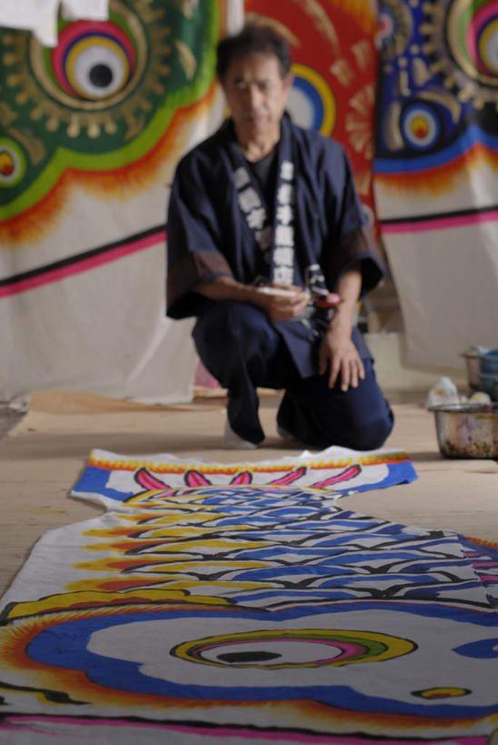 东方人,一个人,画家,跪,竖图,彩色,室内,白天,正面,工作服,制服,绘画,地板,旗帜,亚洲,仅一个男性,仅一个人,仅一个中年男性,许多,握,艺术,笔,鲤鱼旗,办公用品,地面,很多,古典,拿,拿着,注视,黄种人,文化,旗子,木地板,文具,画笔,学习用品,工艺品,观察,看,品味,祈福,握着,观看,祈求,文具用品,美术,察看,高雅,关注,美学,旌旗,旗号,工作制服,鲤帜,男人,男性,中年男性,亚洲人,跪着,彩图,全身,工作套服