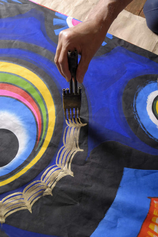 东方人,手,一个人,画家,竖图,俯视,彩色,室内,特写,白天,工作服,制服,绘画,旗帜,亚洲,仅一个男性,仅一个人,仅一个中年男性,握,艺术,笔,鲤鱼旗,办公用品,古典,拿,拿着,注视,黄种人,文化,旗子,文具,画笔,学习用品,工艺品,观察,看,品味,祈福,手部,握着,观看,单手,祈求,文具用品,美术,察看,高雅,关注,美学,旌旗,旗号,工作制服,鲤帜,男人,男性,中年男性,亚洲人,半身,彩图,高角度拍摄,工作套服