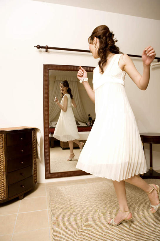 东方人,一个人,站,笑,微笑,露齿笑,竖图,室内,白天,侧面,裙子,镜子,卧室,亚洲,仅一个年轻女性,仅一个女性,仅一个人,连衣裙,服装,反射,瓷砖,地砖,墙,地面,注视,黄种人,墙壁,墙面,装饰品,一个,衣服,饰品,手链,首饰,穿衣镜,观察,看,站着,抬脚,服饰,手镯,单个,观看,镜像,察看,衣着,镜面,穿着,关注,镯子,光学,衣饰,年轻女性,女人,女性,亚洲人,站立,彩图,全身,睡房,卧房