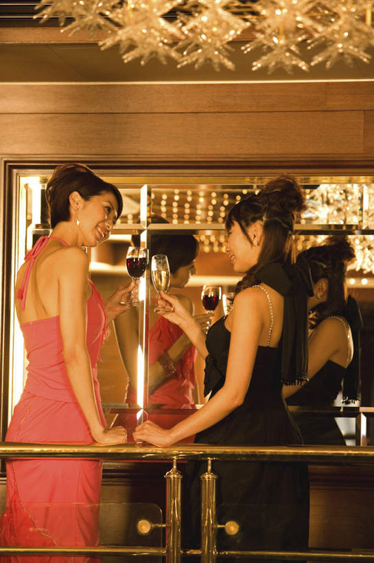 红酒,葡萄酒,东方人,两个人,伙伴,朋友,站,笑,微笑,竖图,室内,白天,侧面,裙子,友谊,镜子,船,杯子,照明,亚洲,握,阴影,连衣裙,反射,高脚杯,影子,灯光,红酒杯,酒类,注视,黄种人,领巾,吊灯,游轮,相视,游船,玻璃制品,灯,酒,饮料,抹胸,酒杯,围巾,灯具,交通工具,观察,看,站着,面对面,红葡萄酒,握着,观看,对视,吊带裙,照亮,镜像,察看,互视,镜面,葡萄酒杯,照明设备,关注,载具,相对,相看,抹胸裙,旅游船,友情,年轻女性,女人,女性,亚洲人,玻璃杯,站立,半身,彩图