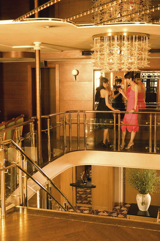 红酒,葡萄酒,东方人,两个人,伙伴,朋友,栏杆,站,笑,微笑,竖图,室内,白天,侧面,裙子,友谊,镜子,楼梯,船,杯子,照明,亚洲,握,阴影,连衣裙,反射,扶手,高脚杯,影子,阶梯,灯光,红酒杯,酒类,注视,黄种人,领巾,护栏,吊灯,游轮,相视,台阶,游船,玻璃制品,灯,酒,饮料,抹胸,酒杯,围巾,灯具,交通工具,观察,看,站着,面对面,红葡萄酒,握着,观看,对视,吊带裙,照亮,镜像,察看,互视,镜面,葡萄酒杯,照明设备,关注,载具,相对,相看,抹胸裙,旅游船,友情,年轻女性,女人,女性,亚洲人,玻璃杯,站立,彩图,全身