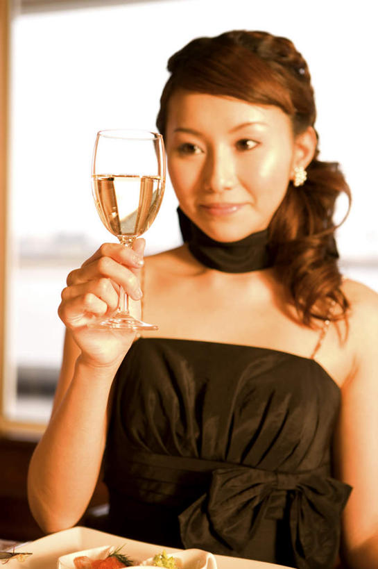 红酒,葡萄酒,东方人,一个人,坐,笑,微笑,竖图,室内,白天,正面,裙子,餐桌,窗户,桌子,船,杯子,餐具,亚洲,仅一个年轻女性,仅一个女性,仅一个人,握,阴影,连衣裙,朦胧,模糊,反射,碟子,高脚杯,盘,影子,墙,红酒杯,白葡萄酒,酒类,注视,黄种人,领巾,游轮,玻璃窗,墙壁,墙面,游船,玻璃制品,酒,装饰品,饮料,黑色,抹胸,盘子,耳环,酒杯,饰品,首饰,围巾,碟,交通工具,观察,看,握着,餐台,观看,察看,葡萄酒杯,关注,载具,抹胸裙,耳饰,旅游船,年轻女性,女人,女性,亚洲人,玻璃杯,坐着,半身,彩图