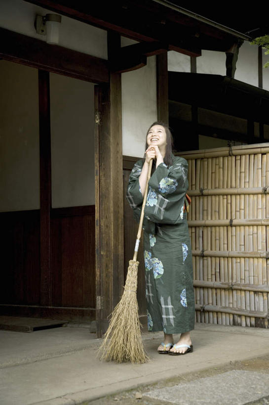 东方人,一个人,站,竖图,室外,白天,正面,民族服装,亚洲,仅一个年轻女性,仅一个女性,仅一个人,和服,工具,扫帚,墙,注视,黄种人,墙壁,墙面,观察,看,清洁,站着,搭,服饰,观看,扫把,察看,卫生,搭着,关注,保洁,笤帚,吴服,唐草,唐花,唐锦,年轻女性,女人,女性,亚洲人,抬头,仰头,站立,彩图,全身,传统服装,民俗服
