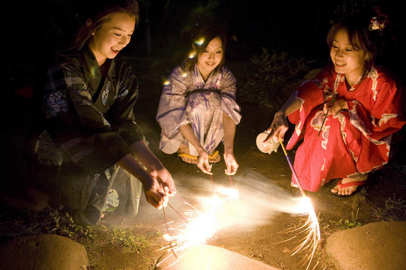 东方人,三个人,伙伴,朋友,蹲,笑,微笑,露齿笑,横图,室外,夜晚,正面,民族服装,友谊,热情,烟火,火,鞋子,亚洲,握,和服,火焰,燃烧,注视,黄种人,木屐,焰火,低头,观察,看,握着,服饰,观看,察看,关注,礼花,仙女棒,木鞋,吴服,唐草,唐花,唐锦,花炮,礼花炮,手持喷泉,手持烟花,友情,年轻女性,女人,女性,亚洲人,烟花,蹲着,半身,彩图,传统服装,民俗服,人字拖,人字拖鞋