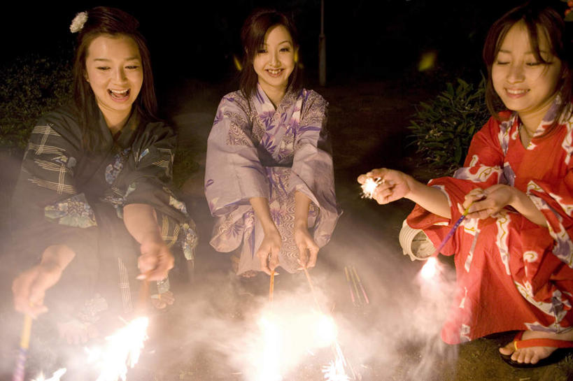 东方人,三个人,伙伴,朋友,蹲,笑,微笑,露齿笑,横图,室外,夜晚,正面,民族服装,友谊,热情,烟火,火,鞋子,亚洲,握,和服,朦胧,模糊,火焰,烟雾,燃烧,注视,黄种人,木屐,焰火,低头,观察,看,握着,服饰,观看,察看,关注,礼花,仙女棒,木鞋,吴服,唐草,唐花,唐锦,花炮,礼花炮,手持喷泉,手持烟花,友情,年轻女性,女人,女性,亚洲人,烟花,蹲着,半身,彩图,传统服装,民俗服,人字拖,人字拖鞋