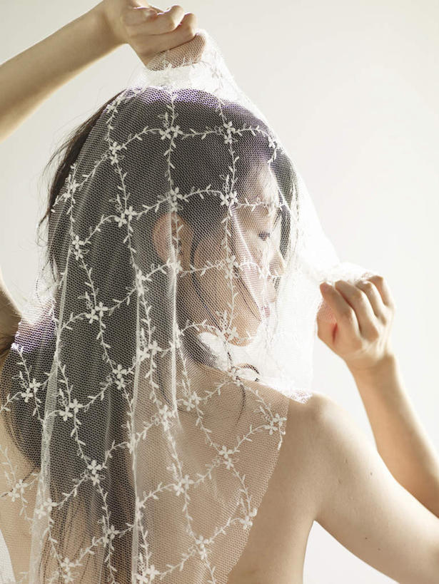 东方人,一个人,站,举,竖图,室内,白天,白色背景,婚纱,亚洲,仅一个年轻女性,仅一个女性,仅一个人,头纱,注视,黄种人,裸露,背面,观察,看,托,站着,摄影,影棚,观看,察看,关注,裸,年轻女性,女人,女性,亚洲人,举起,举手,举着,向上举,向上伸,向上托,站立,半身,彩图,影棚拍摄,婚礼服,礼服,拍摄,婚礼头纱