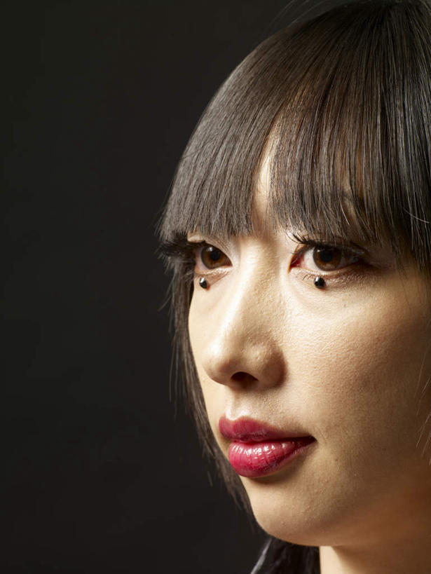 东方人,脸,头,脸颊,头发,一个人,竖图,室内,特写,白天,侧面,珠宝,亚洲,仅一个年轻女性,仅一个女性,仅一个人,灰色背景,装饰,注视,黄种人,黑色,水钻,观察,看,摄影,影棚,观看,华丽,修饰,点缀,察看,宝石,关注,衬托,美观,雅致,雅观,年轻女性,女人,女性,亚洲人,头部,直发,脸部,脸蛋,面部,半身,彩图,影棚拍摄,拍摄,莱茵石,水晶玻璃,水晶钻石