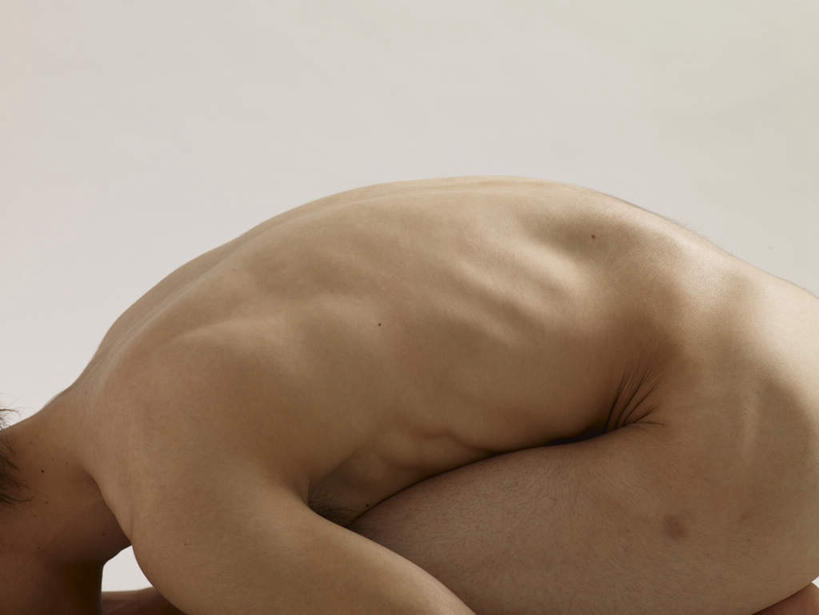 东方人,一个人,横图,室内,白天,白色背景,侧面,亚洲,仅一个男性,仅一个人,弯腰,黄种人,裸露,仅一个年轻男性,低头,摄影,影棚,裸,弯身,垂头,男人,男性,年轻男性,亚洲人,半身,彩图,影棚拍摄,拍摄