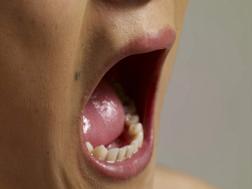 东方人,嘴,痣,一个人,横图,室内,特写,白天,侧面,亚洲,仅一个男性,仅一个人,灰色背景,黄种人,仅一个年轻男性,张嘴,摄影,影棚,张大嘴巴,朱砂痣,男人,男性,年轻男性,亚洲人,口,口腔,嘴巴,嘴唇,张开嘴,半身,彩图,影棚拍摄,拍摄