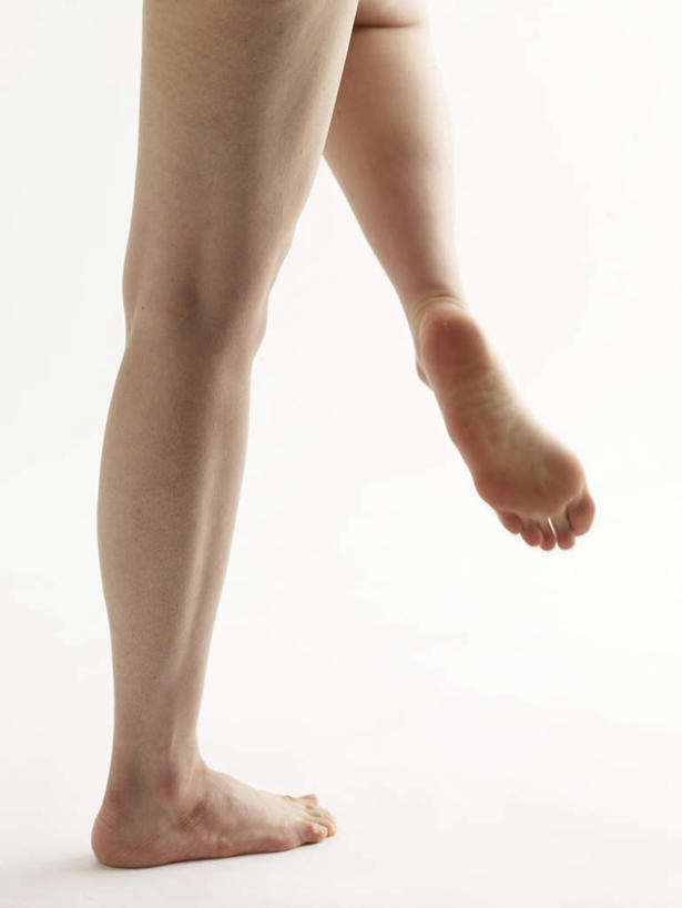 东方人,腿部,脚,脚趾,脚趾甲,腿,一个人,跳舞者,竖图,室内,特写,白天,白色背景,正面,跳舞,亚洲,仅一个年轻女性,仅一个女性,仅一个人,黄种人,光脚,赤脚,摄影,影棚,舞姿,年轻女性,女人,女性,亚洲人,脚指甲,舞蹈家,舞蹈演员,舞者,半身,彩图,影棚拍摄,拍摄,舞蹈