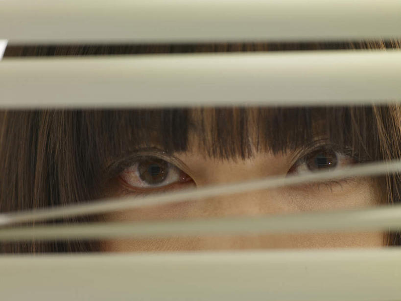 东方人,眼睛,眉毛,睫毛,一个人,横图,室内,特写,白天,正面,窗户,亚洲,瞳孔,仅一个年轻女性,仅一个女性,仅一个人,阴影,反射,影子,百叶窗,注视,黄种人,观察,看,眼部,观看,察看,关注,偷窥,窃看,窃视,年轻女性,女人,女性,亚洲人,睫,眉,眼,眼睫毛,眼眉,半身,彩图,眼眉毛