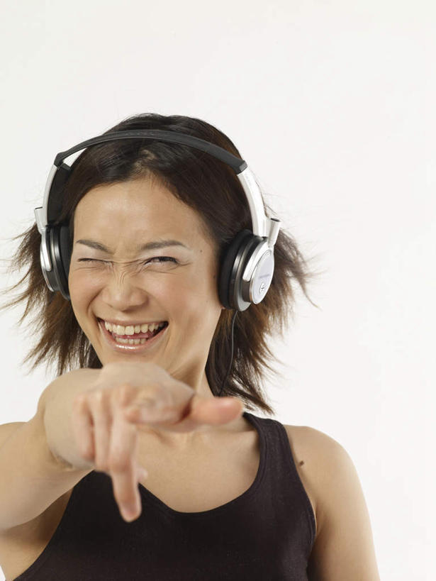 东方人,一个人,笑,微笑,露齿笑,竖图,室内,白天,白色背景,正面,快乐,满意,幸福,亚洲,仅一个年轻女性,仅一个女性,仅一个人,指,服装,背心,音响,音乐,注视,指点,黄种人,娱乐,一个,衣服,黑色,耳机,观察,看,享受,休闲,眯眼,放松,眯,摄影,服饰,影棚,单个,观看,察看,舒适,享乐,指向,衣着,穿着,关注,衣饰,年轻女性,女人,女性,亚洲人,半身,彩图,影棚拍摄,拍摄