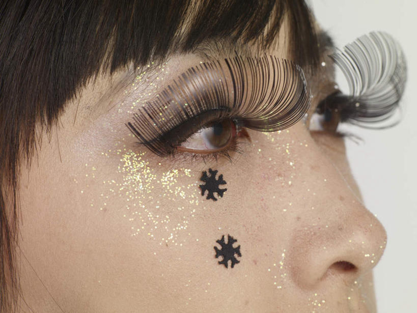 东方人,眼睛,眉毛,睫毛,一个人,横图,室内,特写,白天,白色背景,侧面,化妆,美容,亚洲,瞳孔,仅一个年轻女性,仅一个女性,仅一个人,护肤,注视,黄种人,观察,看,保养,享受,休闲,假睫毛,放松,保健,眼部,摄影,影棚,观看,察看,关注,眼妆,养颜,年轻女性,女人,女性,亚洲人,睫,眉,眼,眼睫毛,眼眉,半身,彩图,影棚拍摄,拍摄,美容用品,眼眉毛