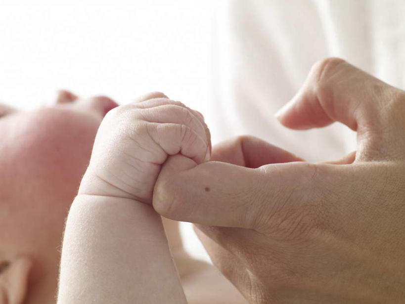 东方人,婴儿,儿童,中年人,两个人,家庭,母亲,握手,横图,室内,特写,白天,白色背景,侧面,纯洁,亚洲,阴影,朦胧,模糊,反射,影子,黄种人,小孩,温暖,温馨,一家人,可爱,母爱,童年,童趣,摄影,活泼,影棚,和睦,宝宝,童真,纯真,烂漫,无邪,母婴,伶俐,天真,女人,女性,中年女性,亚洲人,孩子,搀手,拉手,手拉手,手握手,半身,彩图,影棚拍摄,拍摄,融洽