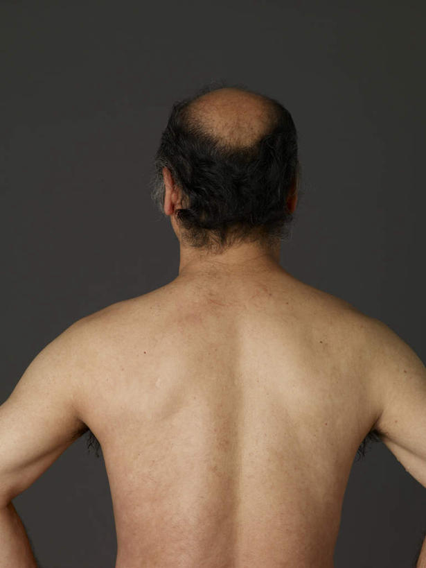 东方人,秃头,一个人,站,竖图,室内,白天,亚洲,仅一个男性,仅一个人,仅一个中年男性,灰色背景,黄种人,裸露,背面,站着,摄影,影棚,裸,男人,男性,中年男性,亚洲人,光头,无发,站立,半身,彩图,影棚拍摄,拍摄