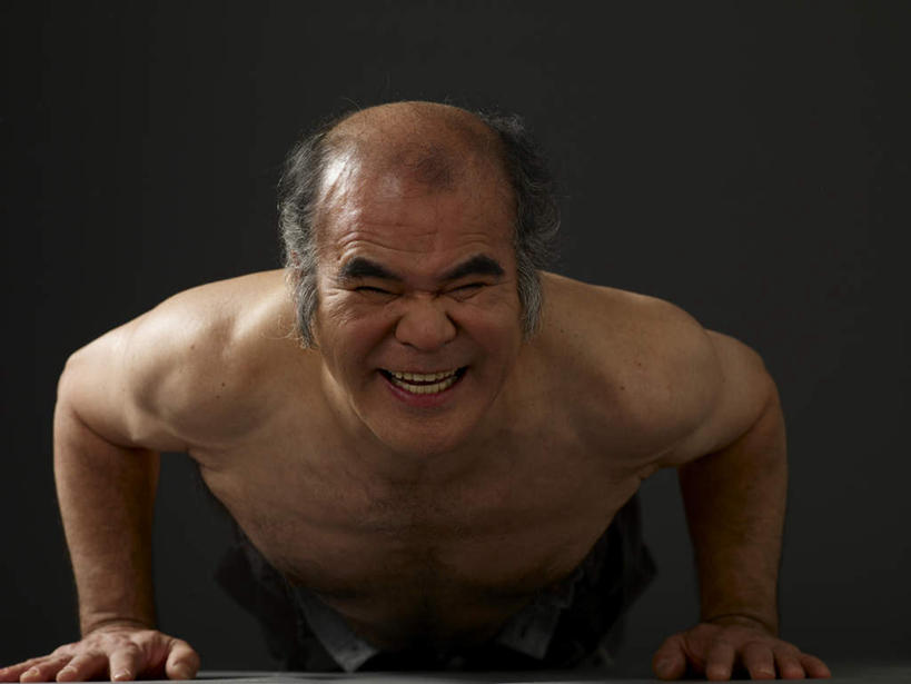 东方人,一个人,俯卧撑,横图,室内,白天,正面,亚洲,仅一个男性,仅一个人,仅一个中年男性,用力,黑色背景,注视,黄种人,裸露,观察,看,摄影,影棚,观看,察看,关注,使劲,裸,男人,男性,中年男性,亚洲人,伏地挺身,半身,彩图,影棚拍摄,拍摄,掌上压