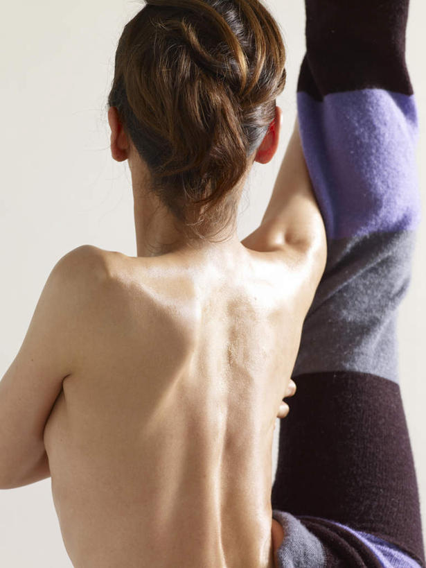 东方人,一个人,跳舞者,站,竖图,室内,白天,白色背景,亚洲,仅一个年轻女性,仅一个女性,仅一个人,伸展,阴影,裤子,反射,影子,黄种人,裸露,背面,站着,舒展,抬脚,摄影,影棚,裸,年轻女性,女人,女性,亚洲人,舞蹈家,舞蹈演员,舞者,站立,半身,彩图,影棚拍摄,拍摄