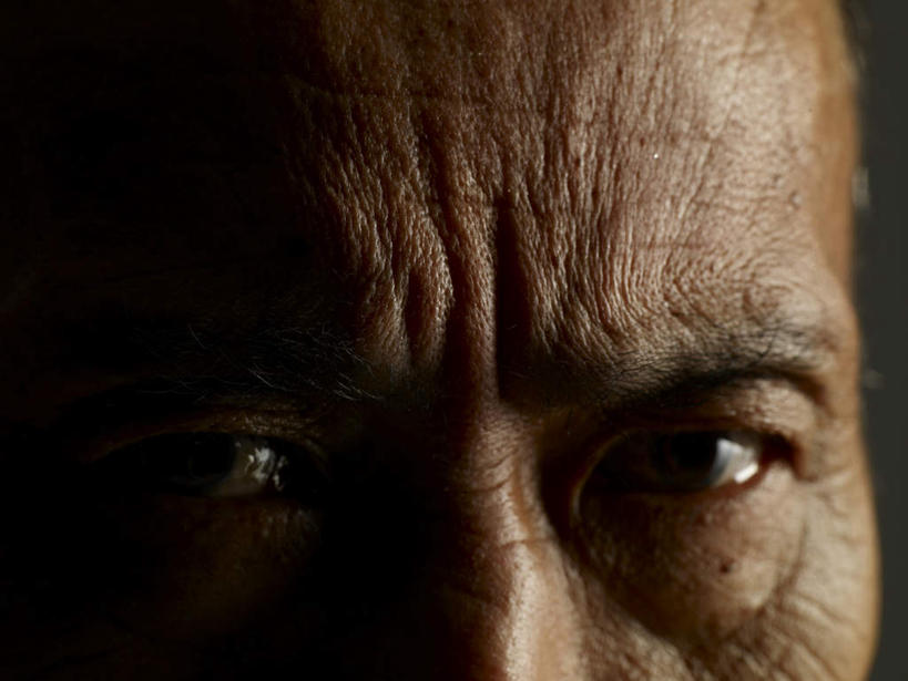 东方人,脸,头,脸颊,一个人,哭,横图,室内,特写,白天,正面,亚洲,仅一个男性,仅一个人,阴影,灰色背景,反射,影子,注视,黄种人,观察,看,仅一个老年男性,皱眉,眼泪,摄影,影棚,观看,察看,泪水,关注,老年男性,男人,男性,亚洲人,头部,脸部,脸蛋,面部,半身,彩图,影棚拍摄,哭泣,哭啼,拍摄