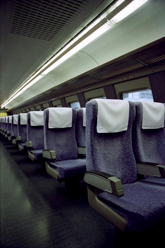 无人,竖图,室内,白天,正面,窗户,公共汽车,椅子,一辆,一排,许多,阴影,整齐,光线,影子,走道,走廊,过道,灯光,巴士,公交车,玻璃窗,车,排列,车窗,交通工具,队列,载具,彩图