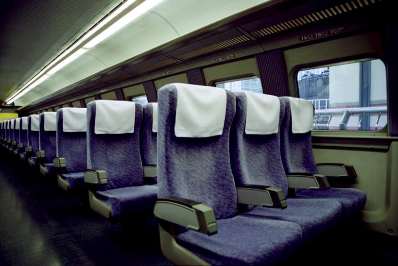 无人,横图,室内,白天,正面,窗户,公共汽车,椅子,一辆,一排,许多,阴影,整齐,光线,影子,走道,走廊,过道,灯光,巴士,公交车,玻璃窗,车,排列,车窗,交通工具,队列,载具,彩图