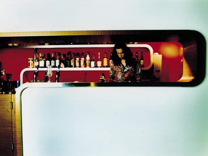 东方人,一个人,酒吧,站,横图,室内,白天,正面,桌面,桌子,亚洲,仅一个男性,仅一个人,一排,许多,握,服装,整齐,木制,很多,拿,置物架,拿着,注视,休闲装,黄种人,调酒师,架子,玻璃制品,酒瓶,排列,仅一个年轻男性,衣服,玻璃瓶,木制品,瓶子,观察,看,站着,休闲,休闲服,握着,服饰,观看,察看,队列,关注,陈列架,搁架,男人,男性,年轻男性,亚洲人,站立,半身,彩图,酒吧间,酒馆