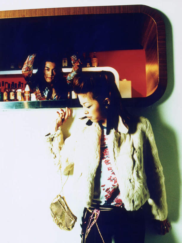 东方人,两个人,酒吧,站,竖图,室内,白天,正面,桌面,桌子,亚洲,一排,许多,服装,整齐,木制,很多,置物架,注视,休闲装,黄种人,顾客,调酒师,架子,玻璃制品,酒瓶,排列,衣服,玻璃瓶,木制品,瓶子,观察,看,靠,靠着,倚靠,站着,休闲,休闲服,服饰,观看,察看,倚着,队列,关注,陈列架,搁架,主顾,男人,男性,年轻男性,年轻女性,女人,女性,亚洲人,站立,半身,彩图,酒吧间,酒馆