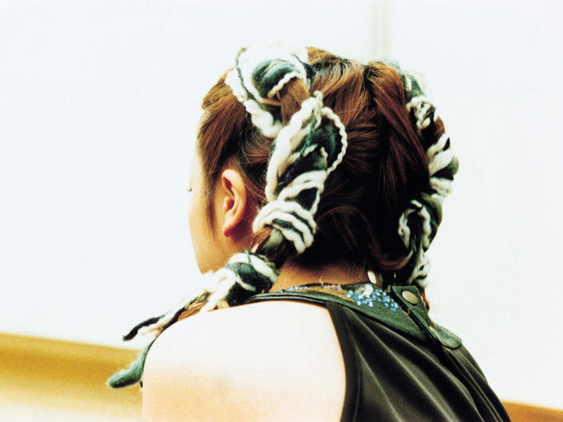 东方人,脸,头,脸颊,一个人,坐,横图,室内,特写,白天,亚洲,仅一个女性,仅一个人,服装,装饰,头饰,墙,休闲装,黄种人,肩膀,墙壁,墙面,背面,衣服,白色,发饰,饰品,仅一个中年女性,休闲,休闲服,服饰,华丽,修饰,点缀,头绳,配饰,衬托,美观,雅致,雅观,女人,女性,中年女性,亚洲人,头部,脸部,脸蛋,面部,坐着,半身,彩图,发绳