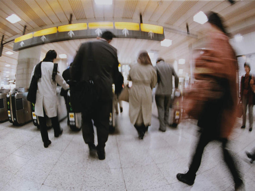 东方人,走,横图,室内,白天,仰视,高跟鞋,时尚,门,车站,鞋子,照明,亚洲,行人,游客,游人,阴影,服装,朦胧,模糊,光线,包,皮包,影子,灯光,站台,许多人,休闲装,黄种人,顶灯,月台,路人,旅客,灯,衣服,灯具,门框,一群人,休闲,休闲服,服饰,旋转门,单肩包,照亮,照明设备,时髦,时兴,过客,男人,男性,年轻男性,年轻女性,女人,女性,中年男性,中年女性,亚洲人,步行,散步,走路,半身,彩图,低角度拍摄