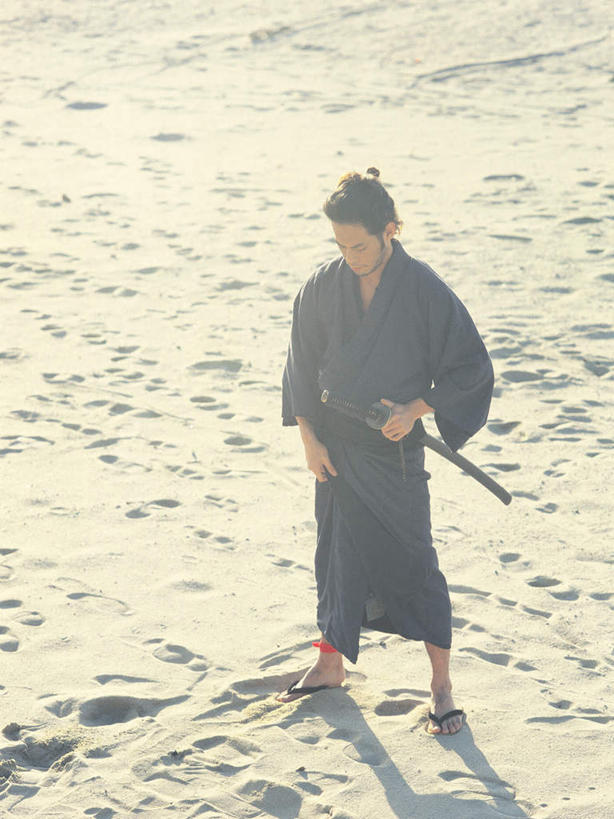 东方人,一个人,站,竖图,俯视,室外,白天,民族服装,竞争,沙滩,亚洲,仅一个男性,仅一个人,仅一个中年男性,对抗,握,阴影,服装,冲突,光线,沙子,武士刀,影子,海岸,刀具,沙地,拿,拿着,注视,黄种人,破坏,衣服,阳光,刀,低头,观察,看,站着,武器,战争,握着,服饰,观看,损坏,察看,攻击,威胁,衣着,穿着,对立,关注,矛盾,兵器,防御,日本刀,敌对,挫败,斗争,抗拒,抗衡,冷兵器,凶器,杀伤,威慑,东洋刀,东瀛刀,日本武士刀,垂头,衣饰,危险,男人,男性,中年男性,亚洲人,海滩,站立,彩图,高角度拍摄,全身,传统服装,民俗服