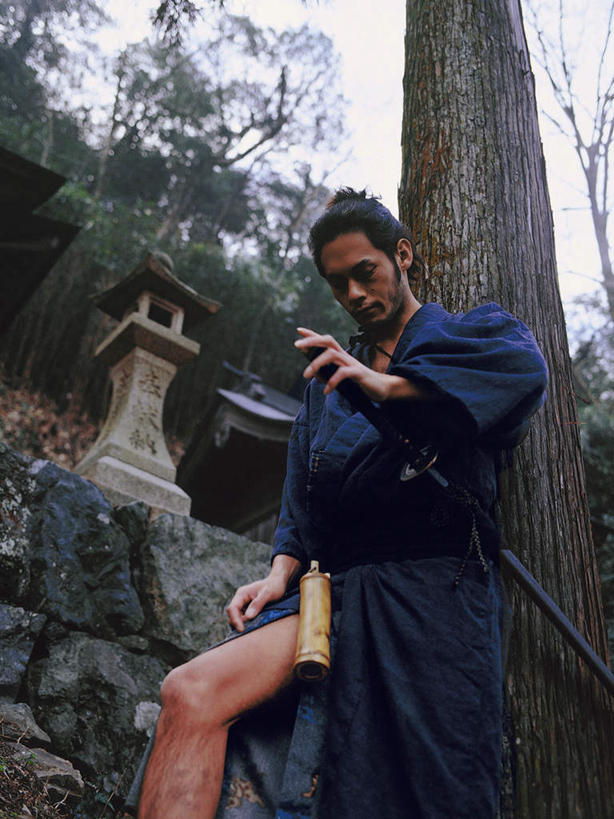 东方人,一个人,站,竖图,室外,白天,仰视,民族服装,竞争,石头,森林,树林,植物,亚洲,仅一个男性,仅一个人,仅一个中年男性,对抗,服装,冲突,石子,武士刀,刀具,注视,黄种人,破坏,树,树木,衣服,绿色,自然,刀,观察,看,站着,武器,战争,服饰,生长,成长,观看,损坏,察看,攻击,威胁,衣着,穿着,对立,关注,矛盾,兵器,防御,日本刀,沉积岩,敌对,挫败,斗争,抗拒,抗衡,冷兵器,凶器,杀伤,威慑,东洋刀,东瀛刀,日本武士刀,衣饰,水成岩,危险,男人,男性,中年男性,亚洲人,石块,岩石,站立,半身,彩图,低角度拍摄,传统服装,民俗服