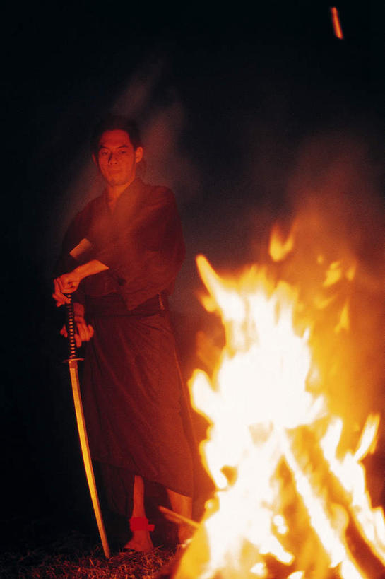 东方人,一个人,站,竖图,室外,夜晚,正面,民族服装,热情,竞争,火,亚洲,仅一个男性,仅一个人,仅一个中年男性,对抗,握,服装,朦胧,模糊,冲突,火焰,武士刀,刀具,燃烧,拿,拿着,注视,黄种人,破坏,衣服,刀,观察,看,站着,武器,战争,握着,服饰,观看,损坏,察看,攻击,威胁,衣着,穿着,对立,关注,矛盾,兵器,防御,日本刀,敌对,挫败,斗争,抗拒,抗衡,冷兵器,凶器,杀伤,威慑,东洋刀,东瀛刀,日本武士刀,衣饰,危险,男人,男性,中年男性,亚洲人,站立,彩图,全身,传统服装,民俗服