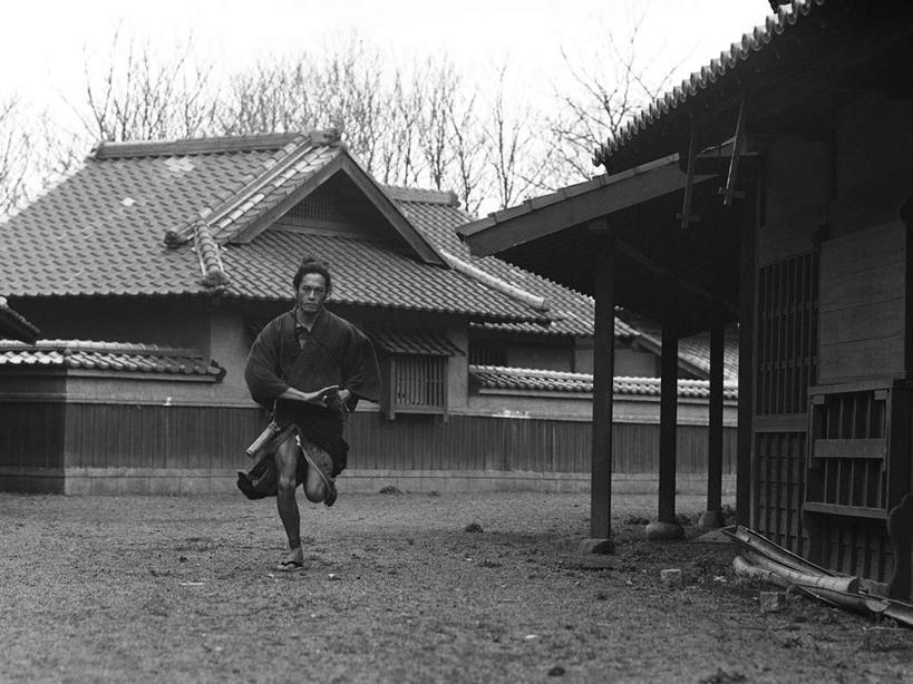 东方人,一个人,家,木屋,横图,黑白,室外,白天,正面,民族服装,竞争,植物,亚洲,仅一个男性,仅一个人,仅一个中年男性,奔驰,对抗,握,服装,冲突,武士刀,刀具,拿,拿着,注视,黄种人,破坏,住宅,树,树木,衣服,绿色,自然,刀,奔跑,观察,看,武器,战争,握着,服饰,生长,成长,观看,损坏,察看,攻击,威胁,衣着,穿着,对立,关注,矛盾,兵器,防御,日本刀,敌对,挫败,斗争,抗拒,抗衡,冷兵器,凶器,杀伤,威慑,东洋刀,东瀛刀,日本武士刀,衣饰,危险,男人,男性,中年男性,亚洲人,全身,传统服装,民俗服,茅舍,茅屋,棚屋,小木屋,小屋