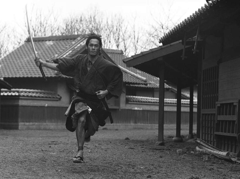 东方人,一个人,家,木屋,横图,黑白,室外,白天,正面,民族服装,竞争,植物,亚洲,仅一个男性,仅一个人,仅一个中年男性,奔驰,对抗,握,服装,冲突,武士刀,刀具,拿,拿着,注视,黄种人,破坏,住宅,树,树木,衣服,绿色,自然,刀,奔跑,观察,看,武器,战争,握着,服饰,生长,成长,观看,损坏,察看,攻击,威胁,衣着,穿着,对立,关注,矛盾,兵器,防御,日本刀,敌对,挫败,斗争,抗拒,抗衡,冷兵器,凶器,杀伤,威慑,东洋刀,东瀛刀,日本武士刀,衣饰,危险,男人,男性,中年男性,亚洲人,全身,传统服装,民俗服,茅舍,茅屋,棚屋,小木屋,小屋