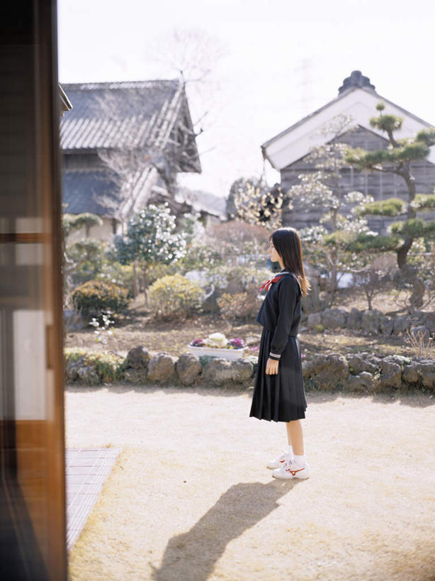 东方人,一个人,学生,家,站,竖图,室外,白天,侧面,制服,植物,门,亚洲,仅一个年轻女性,仅一个女性,仅一个人,拉门,阴影,服装,光线,影子,房屋,屋子,注视,黄种人,领巾,移门,楼房,住宅,树,树木,绿色,阳光,自然,观察,看,站着,校服,生长,成长,观看,察看,关注,水手服,学生服,障子,纸门,年轻女性,女人,女性,亚洲人,站立,彩图,全身,房子,领饰,女生校服,女子校服,日本校服,水兵服