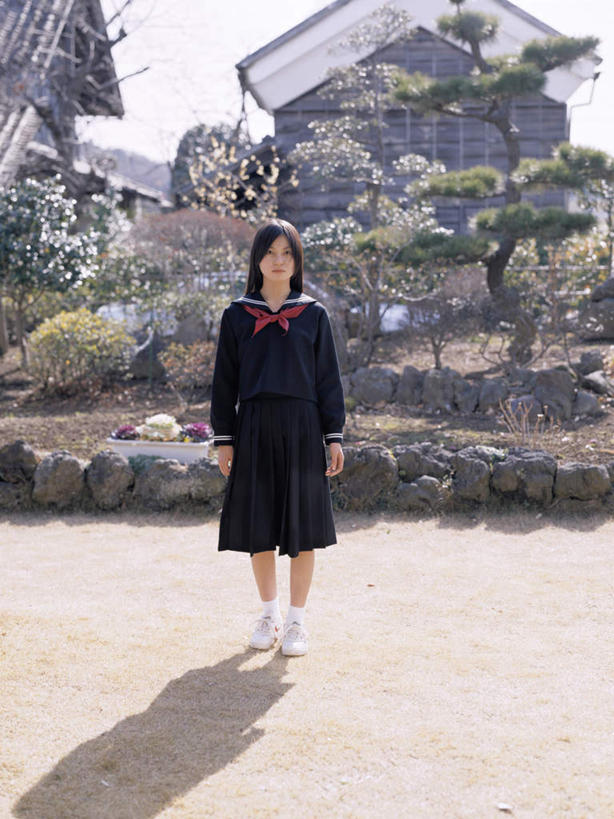 东方人,一个人,学生,家,站,竖图,室外,白天,正面,制服,植物,亚洲,仅一个年轻女性,仅一个女性,仅一个人,阴影,服装,光线,影子,房屋,屋子,注视,黄种人,领巾,楼房,住宅,树,树木,绿色,阳光,自然,观察,看,站着,校服,生长,成长,观看,察看,关注,水手服,学生服,年轻女性,女人,女性,亚洲人,站立,彩图,全身,房子,领饰,女生校服,女子校服,日本校服,水兵服