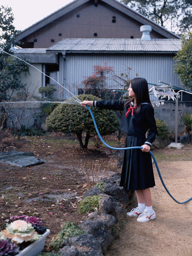 东方人,一个人,学生,家,站,竖图,室外,白天,侧面,制服,花海,花圃,植物,叶子,亚洲,仅一个年轻女性,仅一个女性,仅一个人,握,飞溅,服装,盛开,溅,液体,塑料,房屋,屋子,水滴,拿,花蕾,拿着,注视,黄种人,领巾,水管,楼房,住宅,水珠,花,花瓣,花朵,花卉,鲜花,树,树木,绿色,自然,塑料制品,花丛,花束,花田,花苞,花蕊,观察,看,站着,校服,握着,生长,成长,观看,软管,察看,关注,喷洒,水手服,学生服,年轻女性,女人,女性,亚洲人,站立,彩图,全身,房子,领饰,女生校服,女子校服,日本校服,水兵服