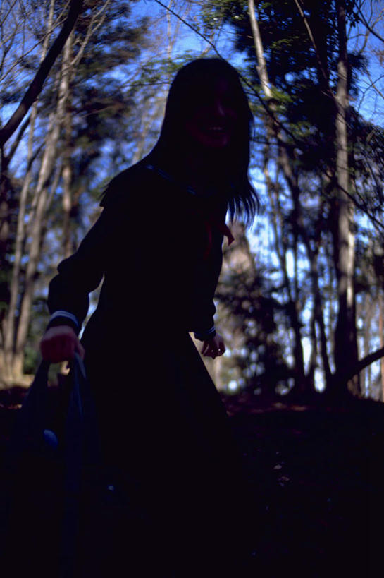 东方人,一个人,学生,站,竖图,室外,白天,仰视,制服,植物,亚洲,仅一个年轻女性,仅一个女性,仅一个人,阴影,服装,朦胧,模糊,光线,影子,背光,注视,黄种人,领巾,树,树木,蓝色,绿色,蓝天,天空,阳光,自然,天,观察,看,站着,校服,生长,晴朗,成长,观看,察看,关注,逆光,水手服,学生服,万里无云,年轻女性,女人,女性,亚洲人,晴空,晴空万里,站立,半身,彩图,低角度拍摄,领饰,女生校服,女子校服,日本校服,水兵服