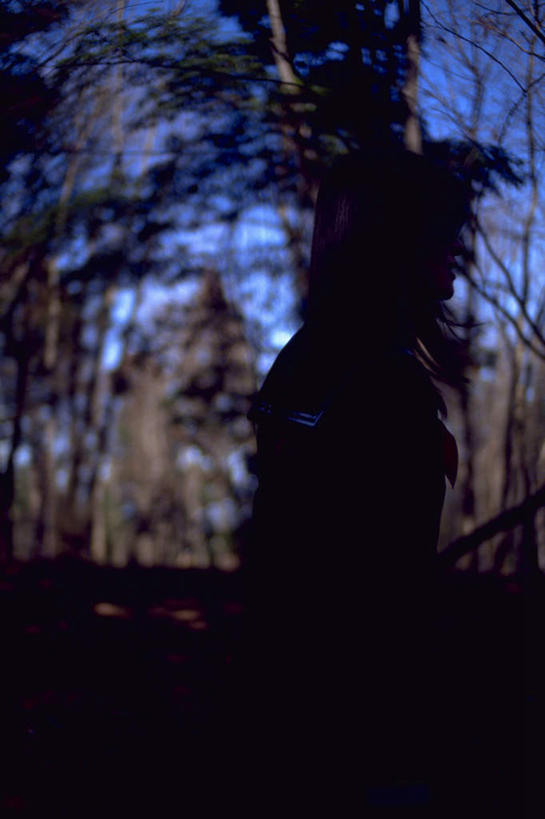 东方人,一个人,学生,站,竖图,室外,白天,侧面,制服,植物,亚洲,仅一个年轻女性,仅一个女性,仅一个人,阴影,服装,朦胧,模糊,光线,影子,背光,注视,黄种人,领巾,树,树木,蓝色,绿色,蓝天,天空,阳光,自然,天,观察,看,站着,校服,生长,晴朗,成长,观看,察看,关注,逆光,水手服,学生服,万里无云,年轻女性,女人,女性,亚洲人,晴空,晴空万里,站立,半身,彩图,领饰,女生校服,女子校服,日本校服,水兵服