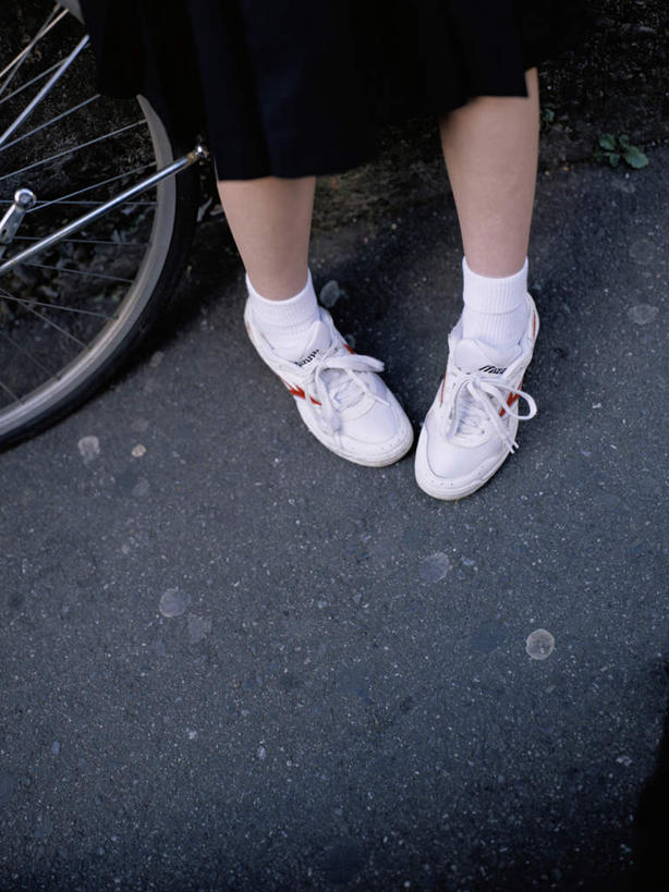 东方人,腿部,腿,一个人,学生,站,竖图,俯视,室外,特写,白天,运动鞋,制服,自行车,鞋子,亚洲,仅一个年轻女性,仅一个女性,仅一个人,服装,黄种人,领巾,车,脚踏车,交通工具,站着,校服,休闲鞋,载具,水手服,学生服,年轻女性,女人,女性,亚洲人,站立,半身,彩图,高角度拍摄,领饰,女生校服,女子校服,日本校服,水兵服