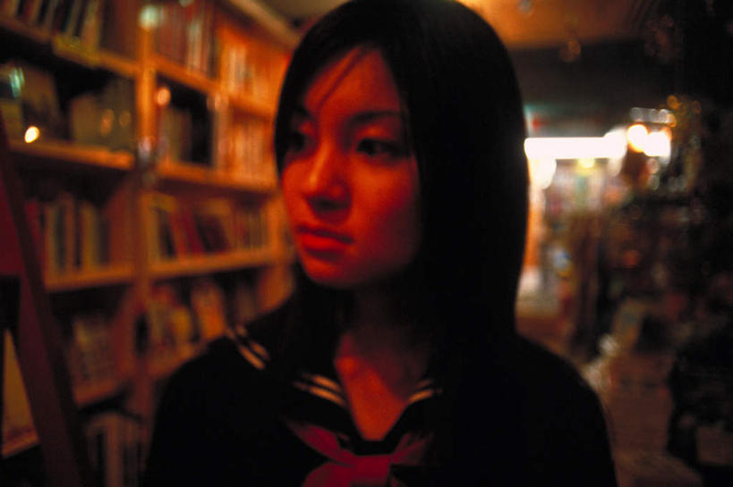 东方人,一个人,学生,图书馆,站,横图,室内,白天,正面,制服,书籍,亚洲,仅一个年轻女性,仅一个女性,仅一个人,一排,服装,朦胧,模糊,整齐,并列,并排,注视,黄种人,领巾,排列,书柜,观察,看,站着,校服,书橱,观看,察看,队列,关注,平行,水手服,浏览室,学生服,年轻女性,女人,女性,亚洲人,书,图书,站立,半身,彩图,书库,图书库,领饰,女生校服,女子校服,日本校服,水兵服,阅览室